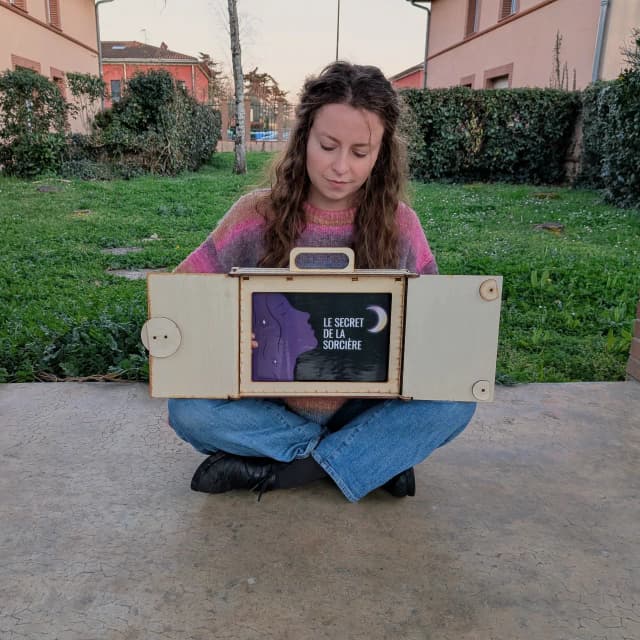 Marie-Camille en pleine lecture d'un kamishibaï